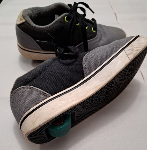 Heelys Launch Canvas Sneaker/Skates   Youth Size 3 - Picture 1 of 11